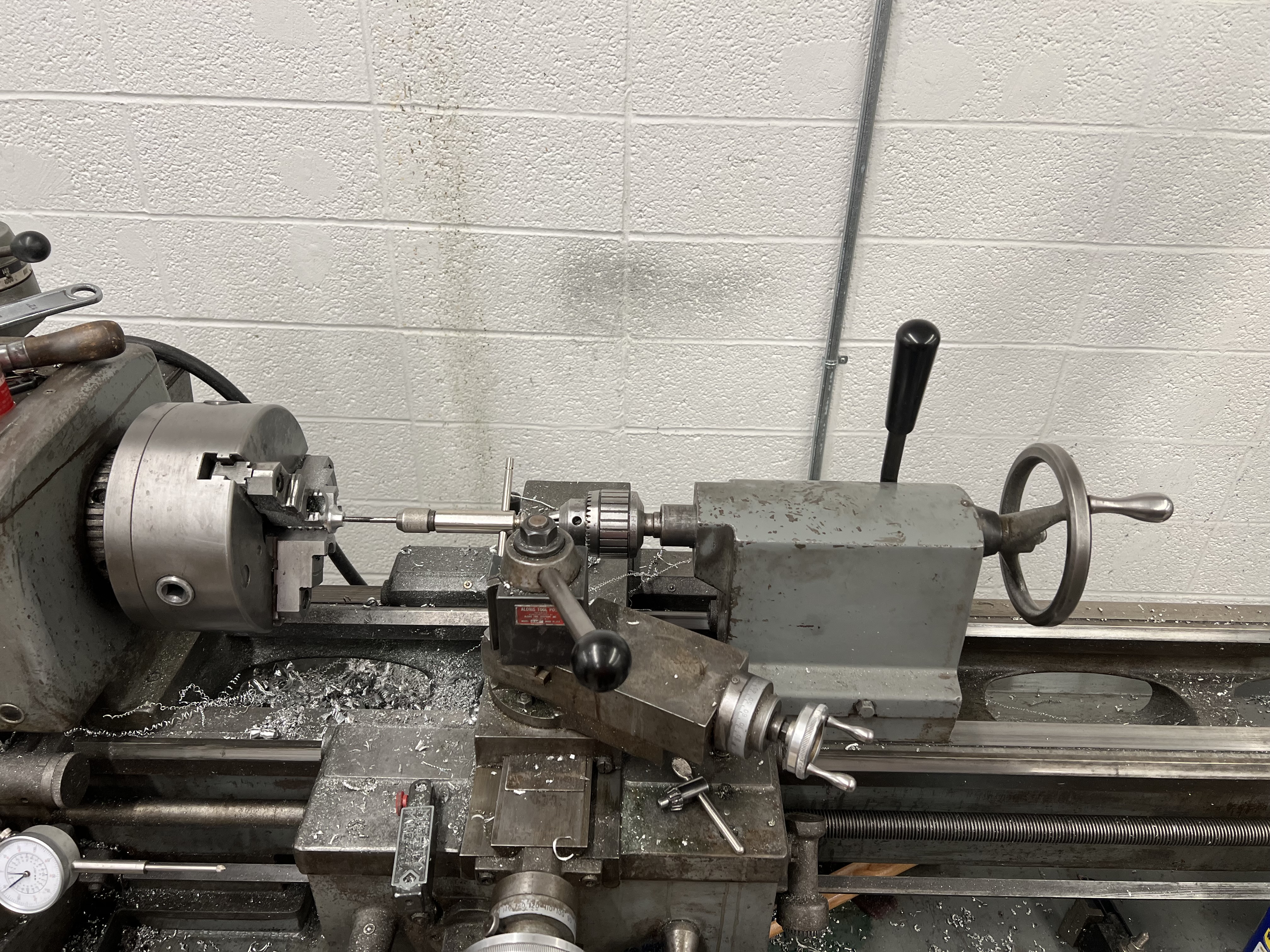 Tailstock tapping for concentric threads